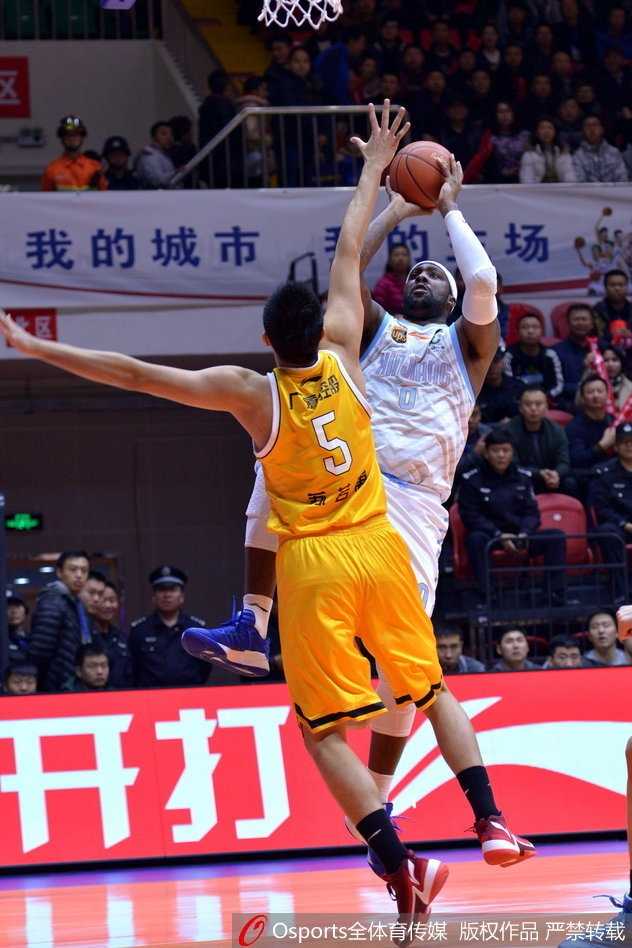 亚当斯穿裆戏耍引爆冲突,布拉切野兽出笼,新疆主场91-86击退广厦 广厦核心福特森强行突破上篮,面对新疆内线布拉切的长臂干扰,依然将球高抛向篮筐。