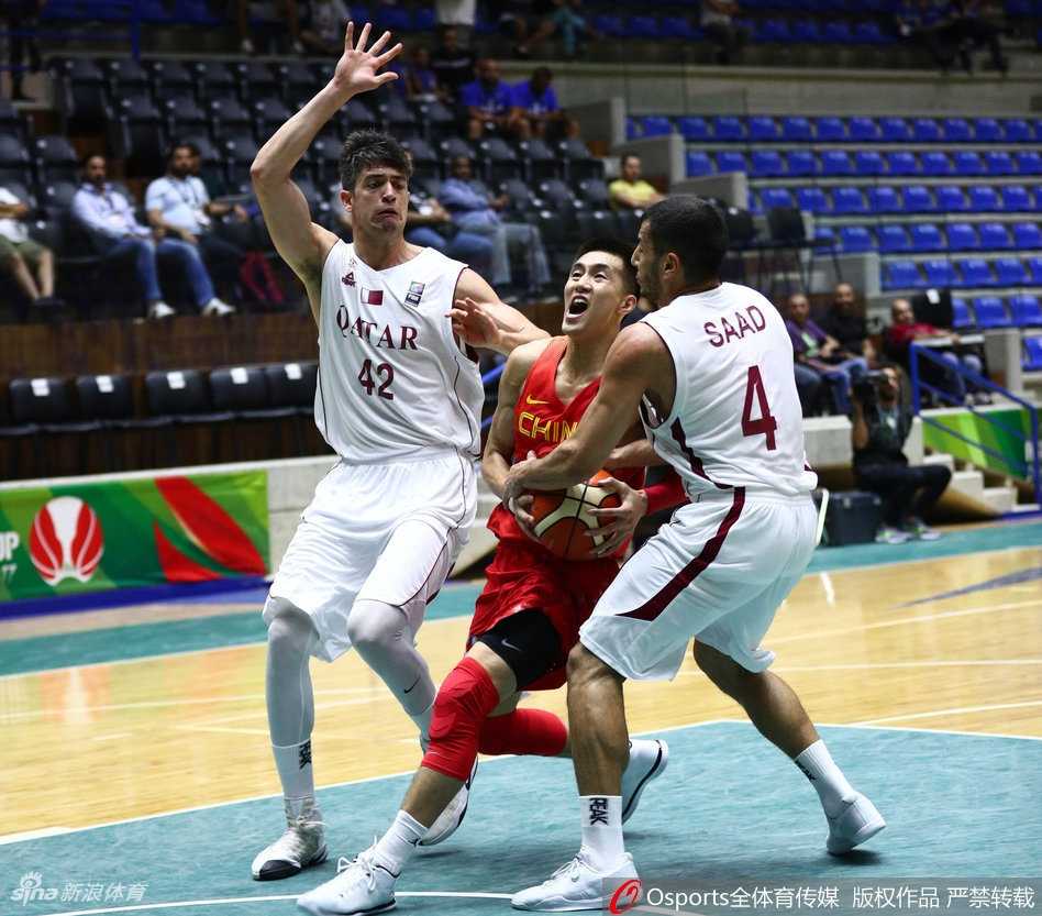 郭艾伦在卡塔尔球员的围堵下依然闲庭信步，一个变向晃开防守，眼神里写满杀气和坚定。