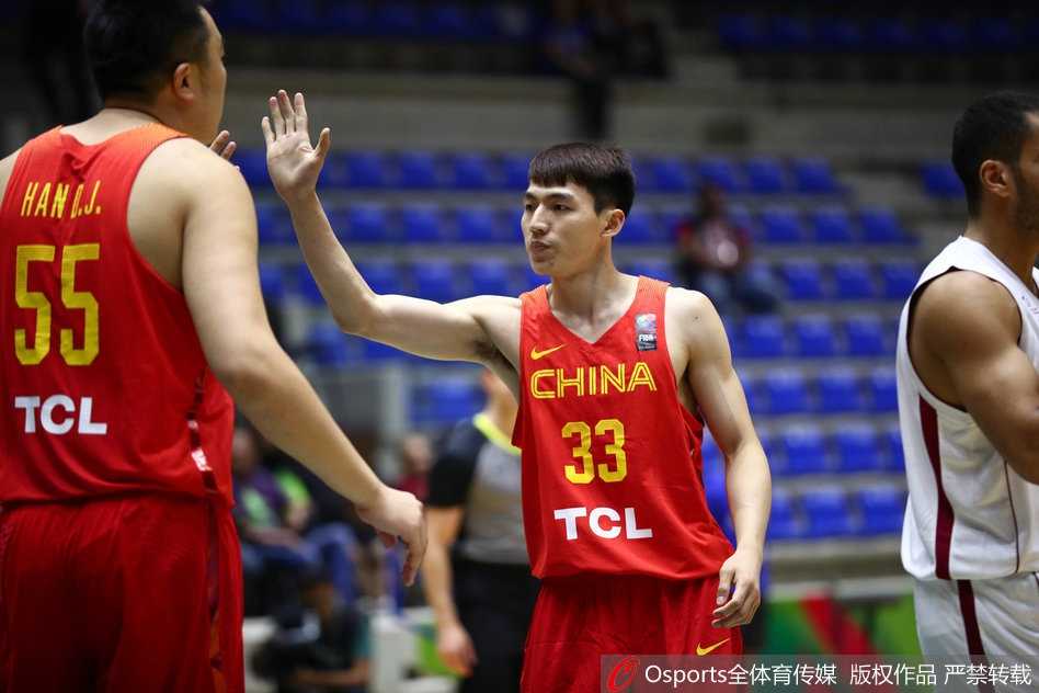 韩德君张开双臂捍卫禁区，如同一座高塔让卡塔尔突破手望而却步，这张照片定格了他防守端的巨大威慑力。