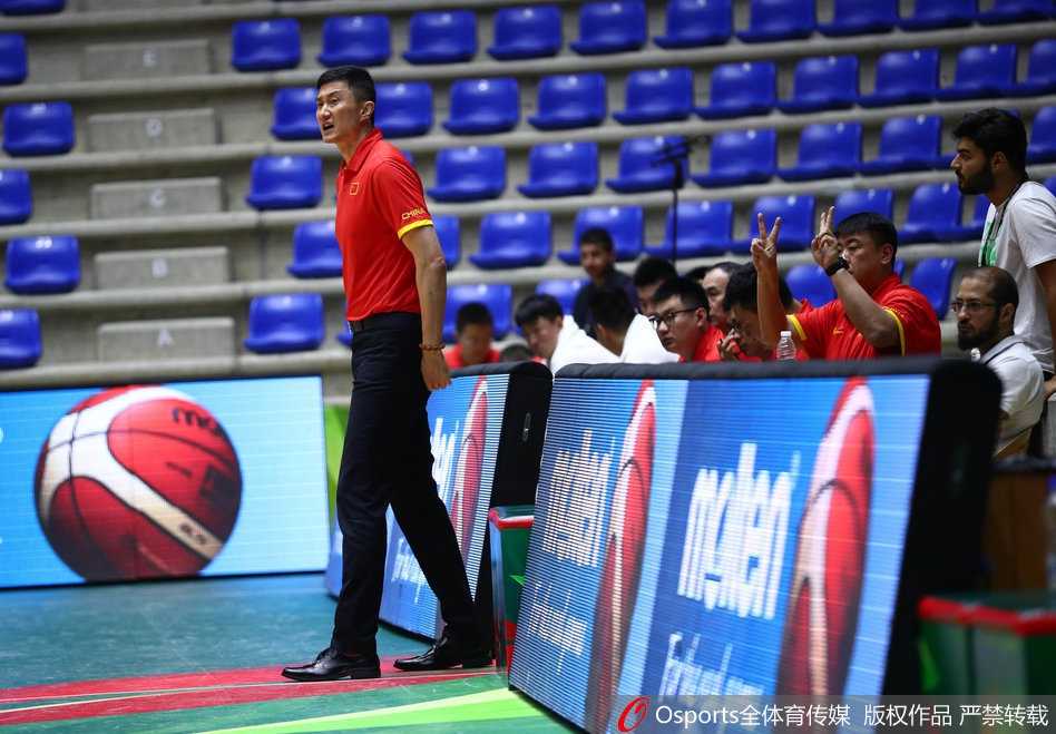 郭艾伦快速运球推进眼神坚定，防守球员只能跟在他身后望球兴叹，这张动感十足的抓拍完美诠释了什么叫速度与激情。