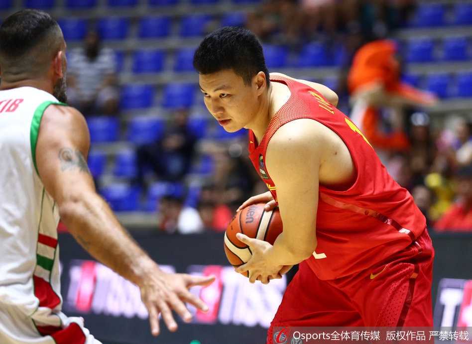 年轻的胡金秋站在罚球线上神情专注，他稳稳出手，篮球空心入网，作为球队的未来之星，他用一次次稳健的罚球为中国队贡献着宝贵的力量。