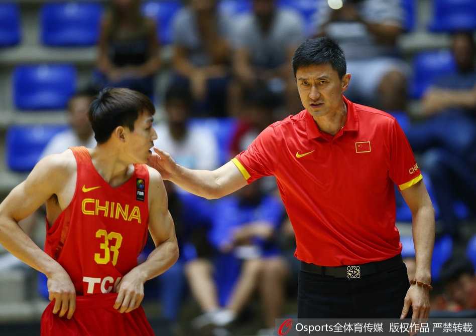 场边的杜锋指导神色专注，正拉着吴前面授机宜，他的眼神中充满了信任与期待，仿佛在告诉这位年轻的后卫，下一球至关重要，大胆去投。