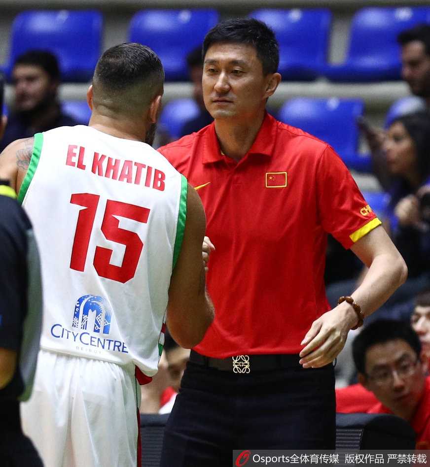 赛后，杜锋与黎巴嫩传奇球星哈提布握手寒暄，两人相谈甚欢，这一刻胜负已分，唯有敬意长存，向这位即将告别国家队的亚洲传奇致敬。