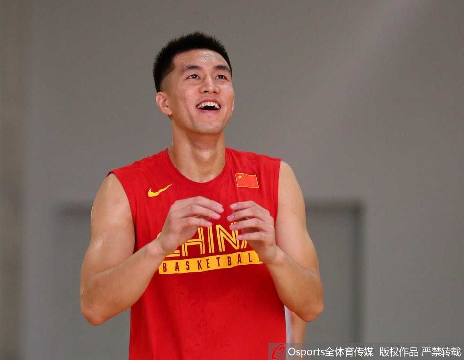 亚洲杯鏖战在即 中国男篮蓝队团结一心最后备战 训练场上,经验丰富的后卫刘晓宇在常规训练结束后独自加练,他神情专注地趴在地上做俯卧撑,每一滴汗水都见证着他的刻苦。