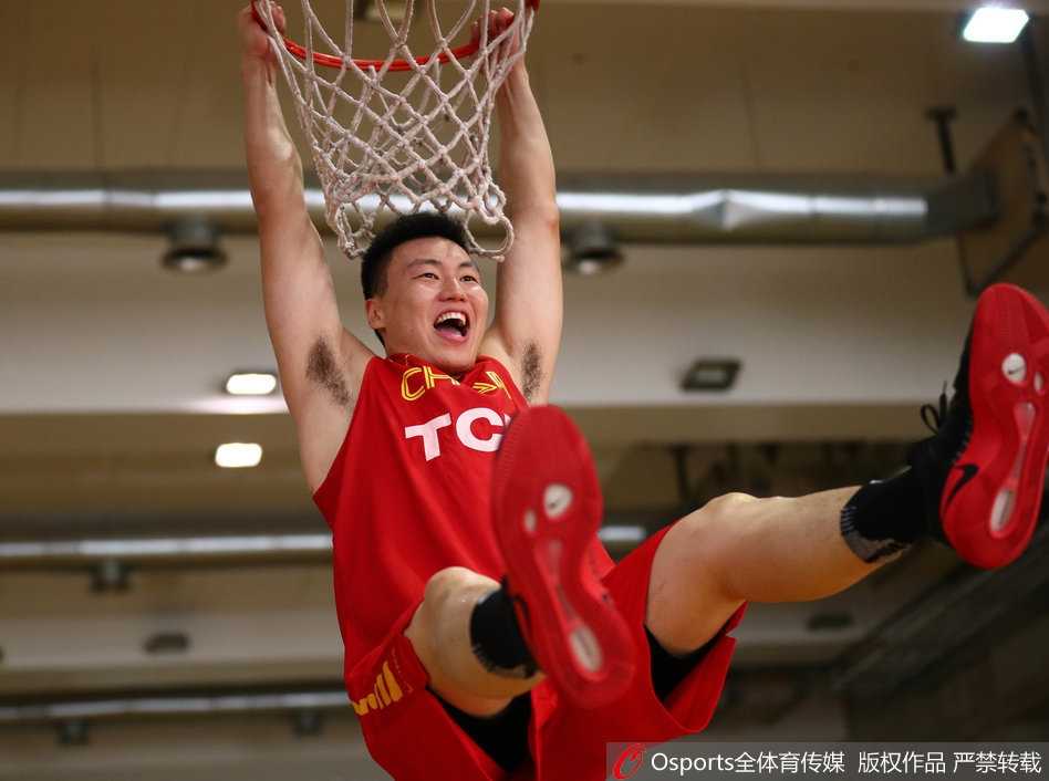 亚洲杯鏖战在即 中国男篮蓝队团结一心最后备战 男篮训练中,李根仿佛安装了弹簧,高高跃起完成了一记势大力沉的单手挂筐暴扣,强大的冲击力让整个篮架都为之颤抖。