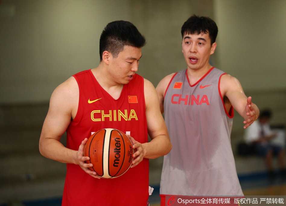 亚洲杯鏖战在即 中国男篮蓝队团结一心最后备战 队长周鹏在训练中丝毫没有松懈,他在底角位置一遍又一遍地练习着三分投篮,调整出手弧度,眼神中透露出对胜利的渴望。