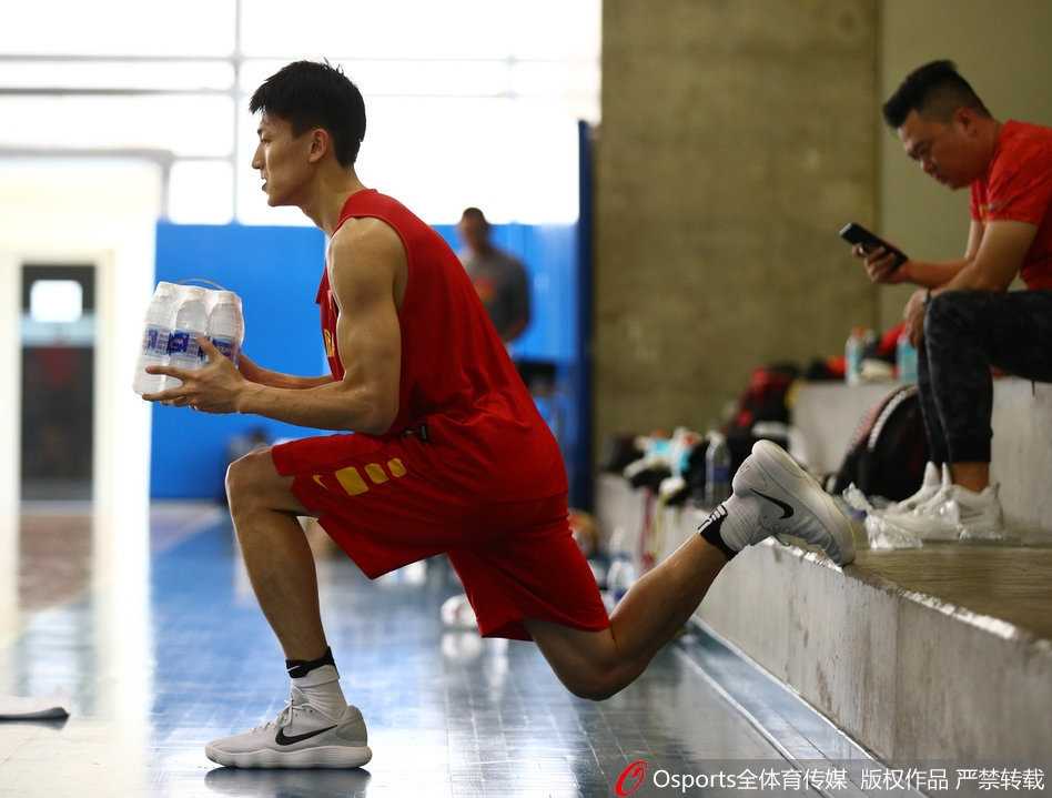 亚洲杯鏖战在即 中国男篮蓝队团结一心最后备战 另一块场地上,老将曾令旭正压低重心,张开双臂死死缠住试图背身单打的李根,防守态度极其强硬,汗水已湿透了他的球衣。