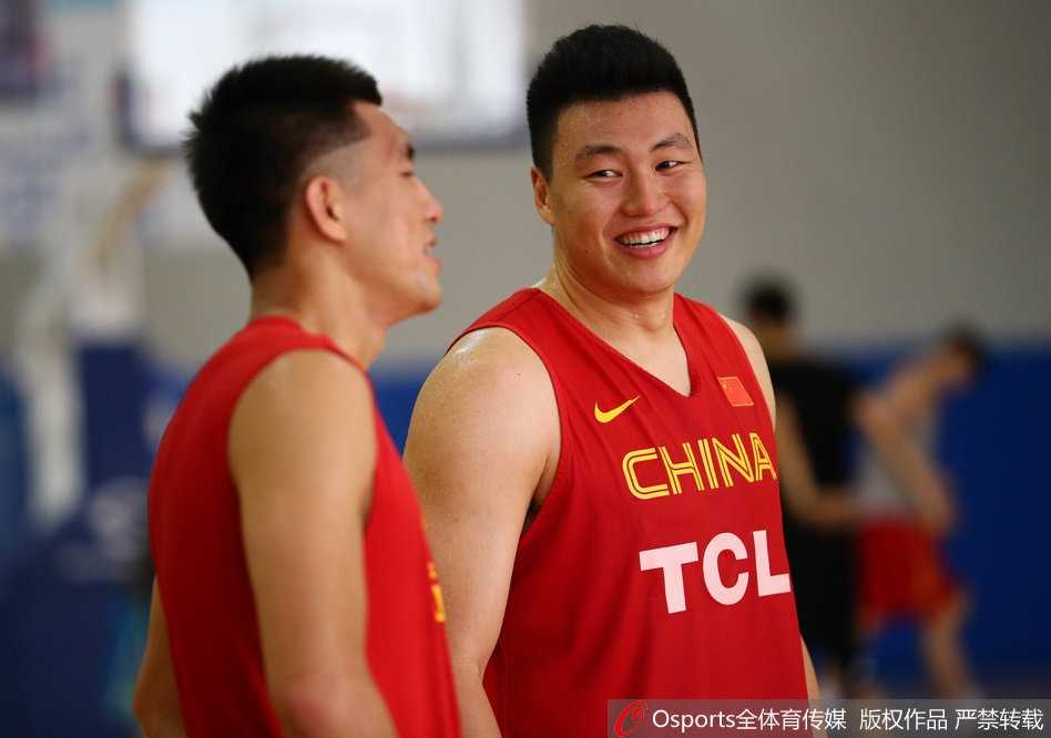 亚洲杯鏖战在即 中国男篮蓝队团结一心最后备战 训练馆内,中国男篮蓝队全体成员围成一圈,众人的手紧紧叠在一起,异口同声地高喊着口号,彰显着此刻团队至上的坚定信念。