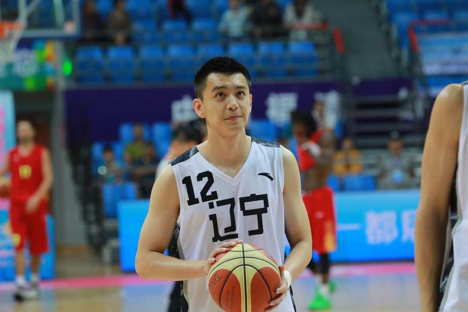 在快攻反击中，伊拉克队的锋线球员接到队友的长传球，他顺势起跳，在空中与回防的对手发生身体接触后，依然顽强地将球放进篮筐，并造成加罚