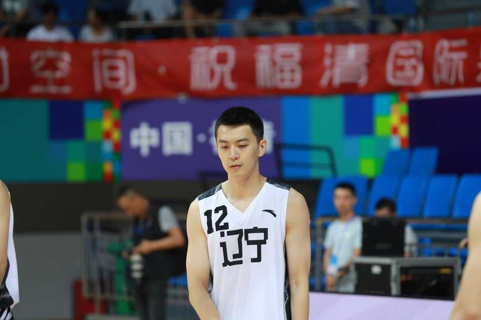 伊拉克队球员在严密防守下，犹如蛟龙出海般高高跃起，试图完成一次势大力沉的单手劈扣，整个球馆的目光都被他吸引