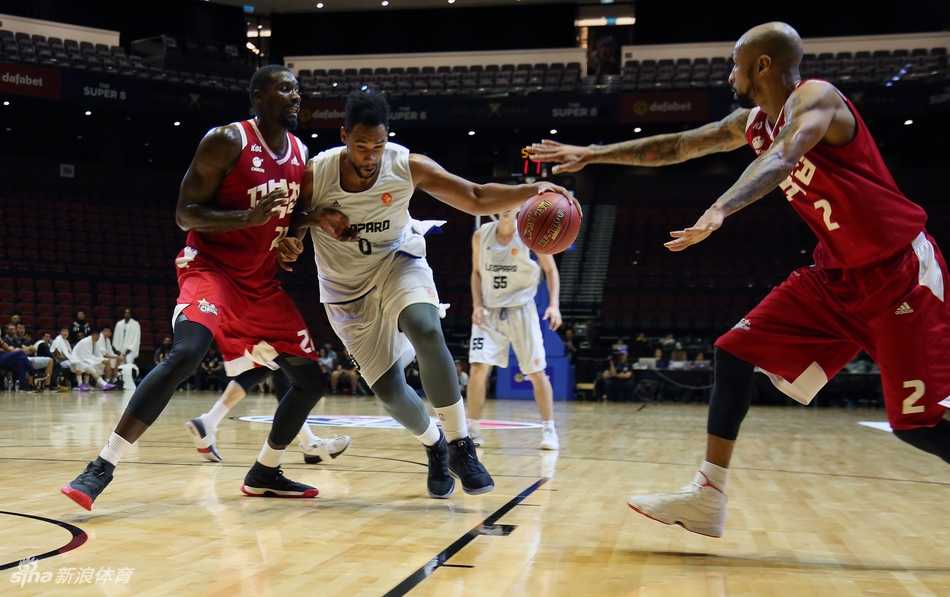 深圳队球员在亚洲精英赛的赛前热身环节中神情专注，拉伸肌肉为即将到来的激战做最后准备