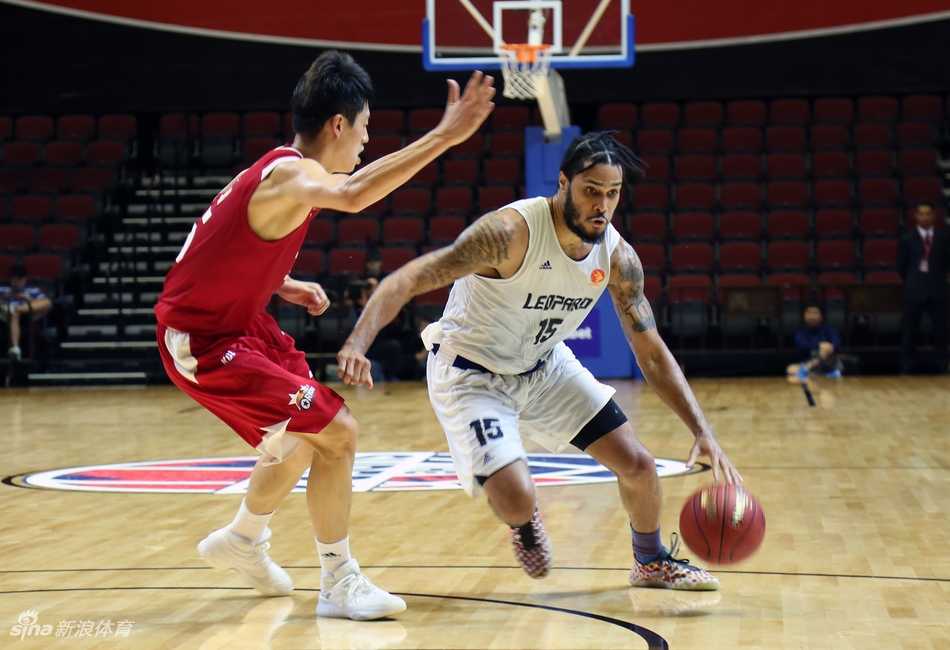 高阳猎户座球员在比赛中突破上篮，面对深圳队的防守高高跃起，身体在空中完全舒展