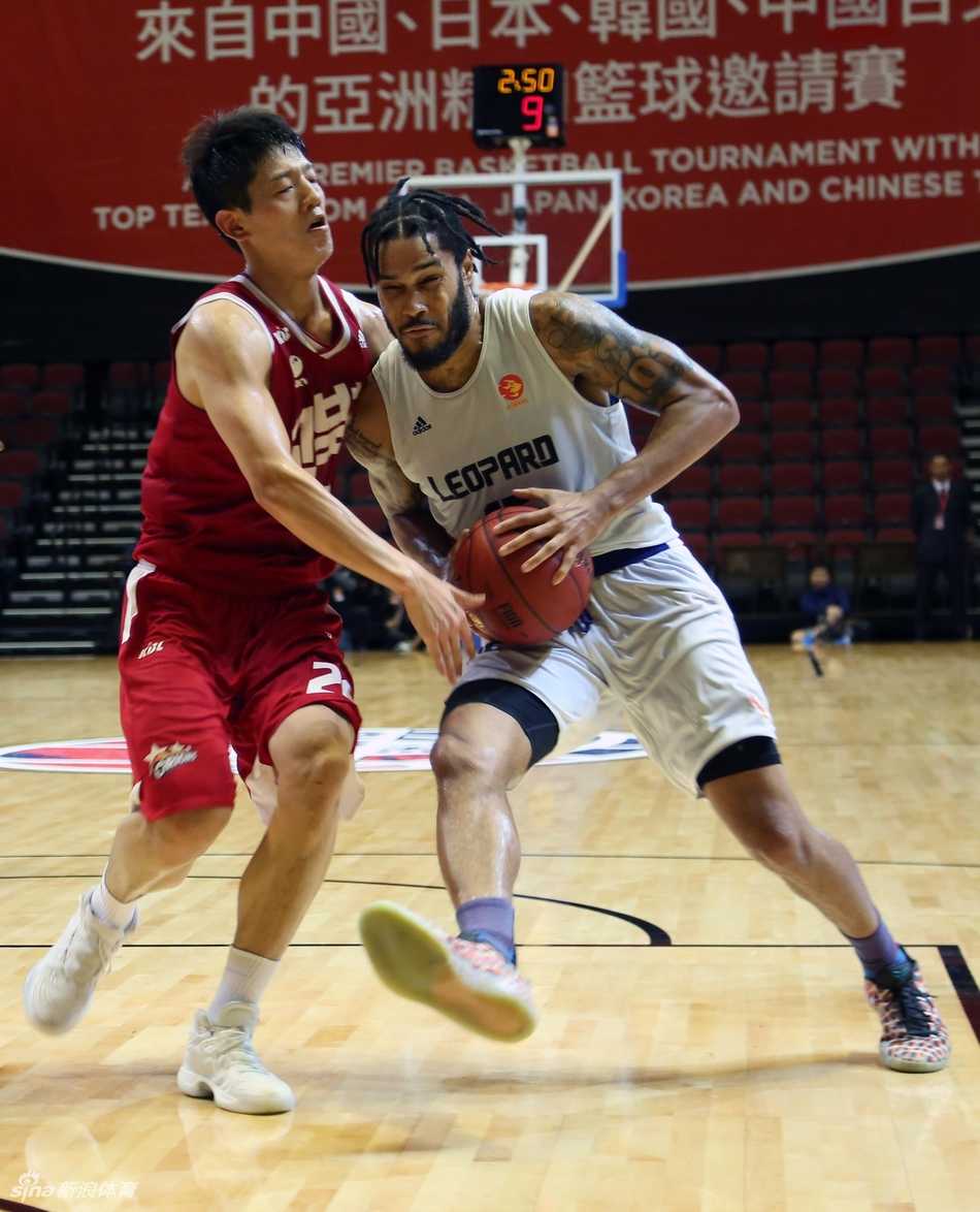 深圳烈豹外援萨林杰在三人包夹下强行出手，肌肉碰撞的激烈程度仿佛能透过屏幕感受到