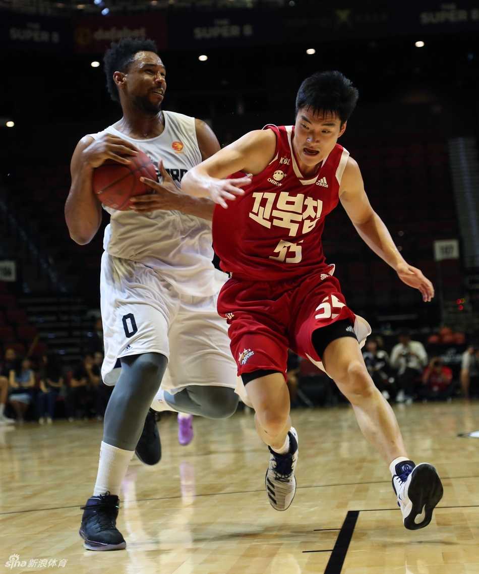 赛后深圳队球员神情落寞地走向球员通道，这场失利让他们更加明白亚洲赛场的激烈竞争