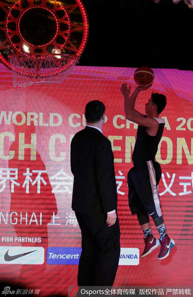 京剧脸谱勾勒篮球梦想 姚明揭晓二零一九年世界杯会徽 在京剧表演的映衬下,舞台上的姚明全神贯注地凝视着即将揭晓的会徽,眼中满是对未来的期许