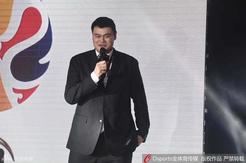 京剧脸谱勾勒篮球梦想 姚明揭晓二零一九年世界杯会徽 主持经验丰富的张斌站在发布仪式现场,他手持话筒,面带微笑地引导着姚明与现场嘉宾互动