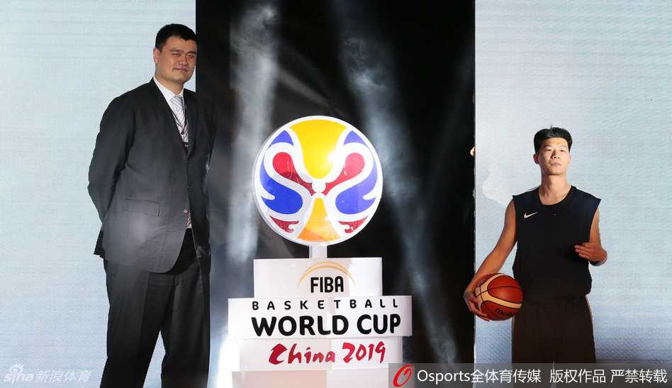 京剧脸谱勾勒篮球梦想 姚明揭晓二零一九年世界杯会徽 发布仪式现场,姚明与业余球员代表张亦驰在刚揭晓的巨大会徽前并肩合影,脸上洋溢着自豪的笑容