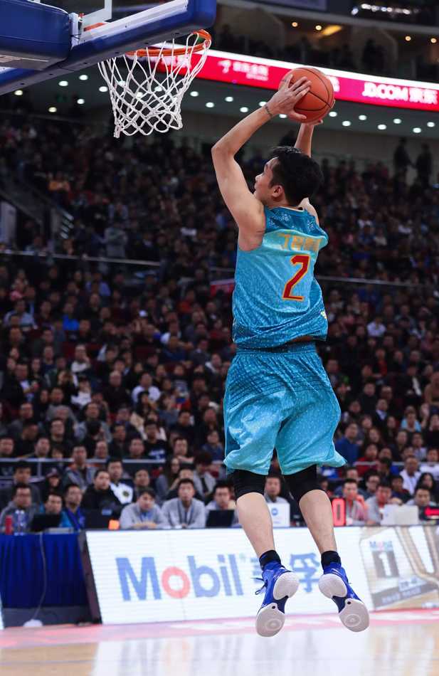 京华全明星夜:丁彦雨航飞天揽桂冠,弗神三分雨难救主 弗雷戴特快速运球穿越中场,眼神如剑,寻找着南区的进攻利刃