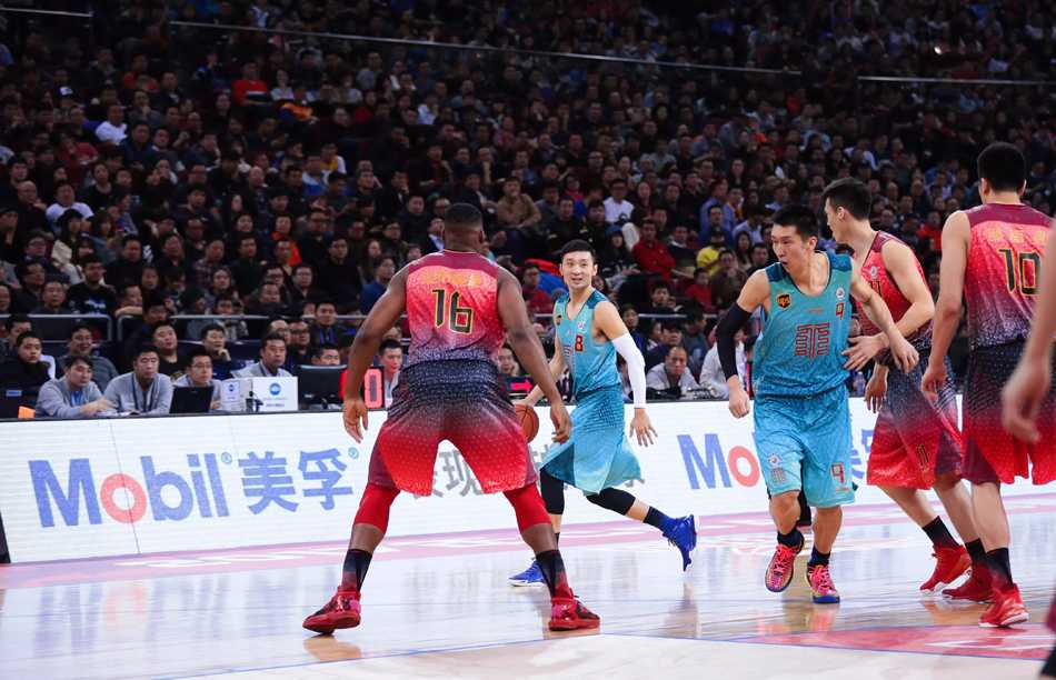 京华全明星夜:丁彦雨航飞天揽桂冠,弗神三分雨难救主 弗雷戴特面对郭艾伦贴身紧逼,依然果断上篮,弗神风采无人可挡