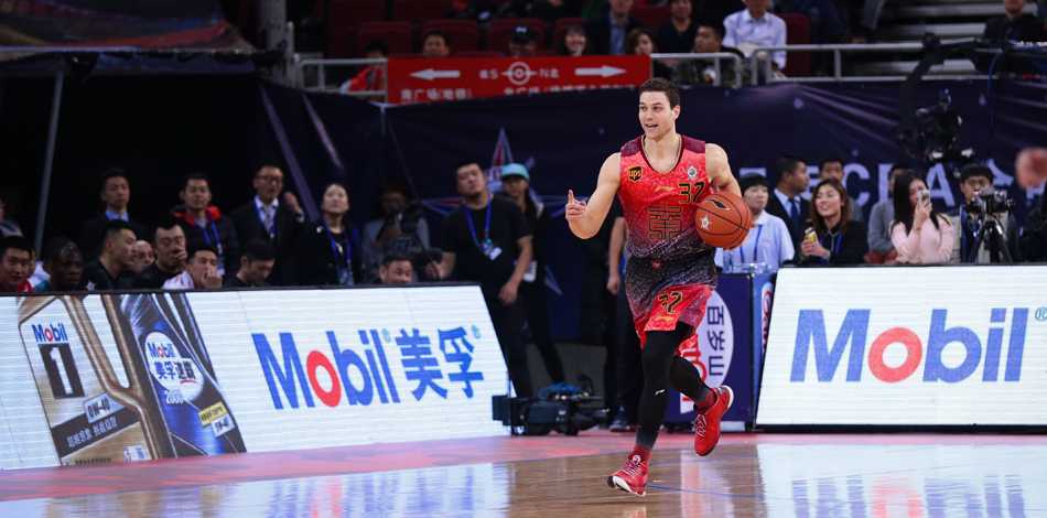 京华全明星夜:丁彦雨航飞天揽桂冠,弗神三分雨难救主 李宁将篮球高高抛起,郭艾伦与刘晓宇瞬间跃起,开启全明星欢乐序幕