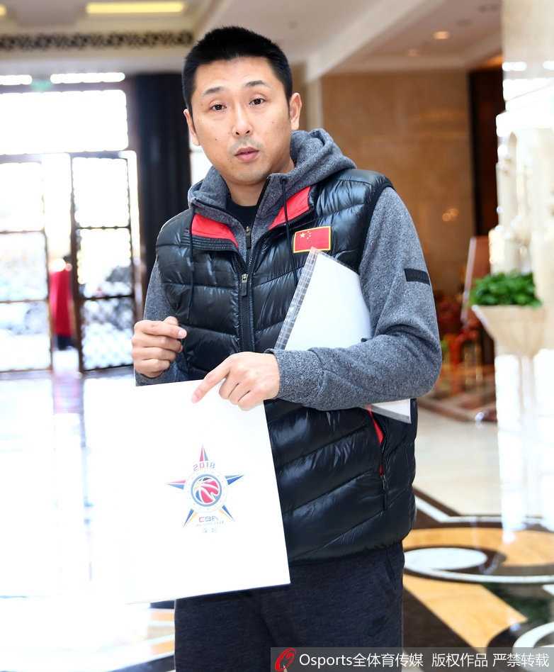 手握鸟笼、身着休闲装的马布里面带从容微笑，仿佛一位遛弯的京城大爷，轻松步入酒店，举手投足间尽显票王风范。