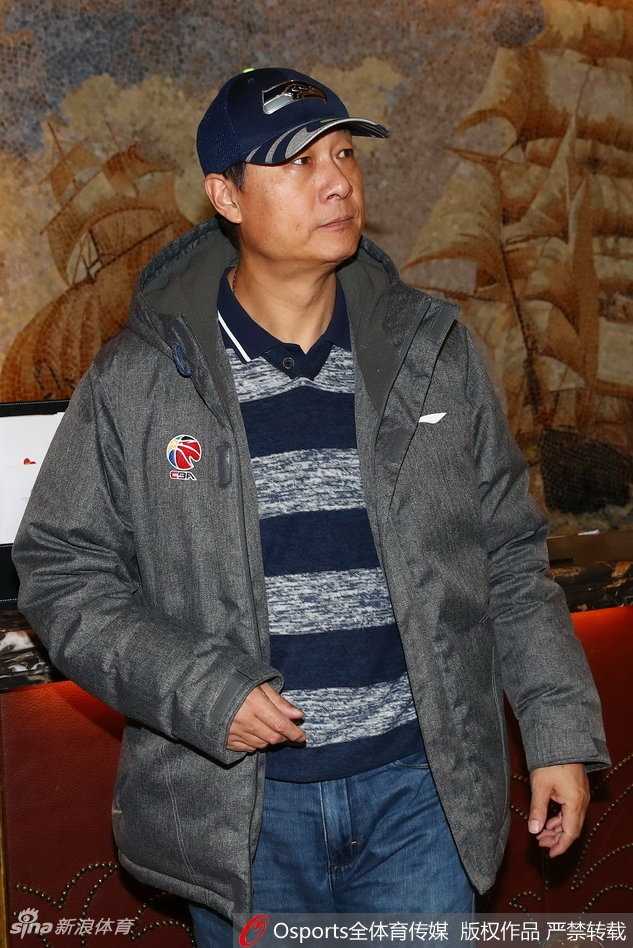 北京队吉祥物霹雳鸭在场边搞怪地“教导”着新疆外援布拉切如何站直，大块头的布拉切则一脸无辜地低头看着这个小家伙，画面充满喜感。