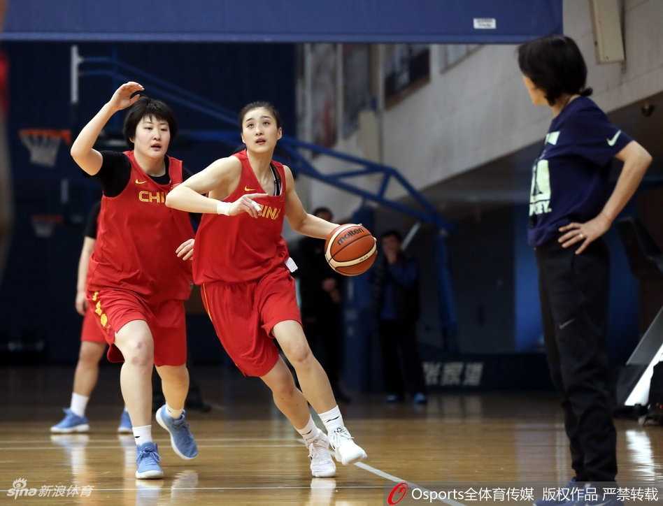 京华砺剑为世界杯蓄力,女篮新阵容展现蓬勃朝气 训练结束后,几名队员并未立即离开,而是聚在一起交流着刚才的配合心得。汗水浸湿了球衣,但笑容却格外灿烂,这种场下的团结与沟通,是铸就场上战斗力的重要基石。