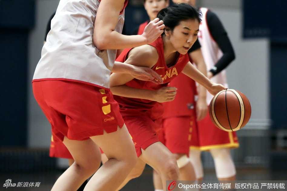 京华砺剑为世界杯蓄力,女篮新阵容展现蓬勃朝气 罚球线附近,一位队员稳稳出手,篮球在空中划出完美的弧线。周围队友的目光紧紧追随,这不仅是一次投篮练习,更是对心理素质的无声考验,专注度写在每个人紧绷的脸上。