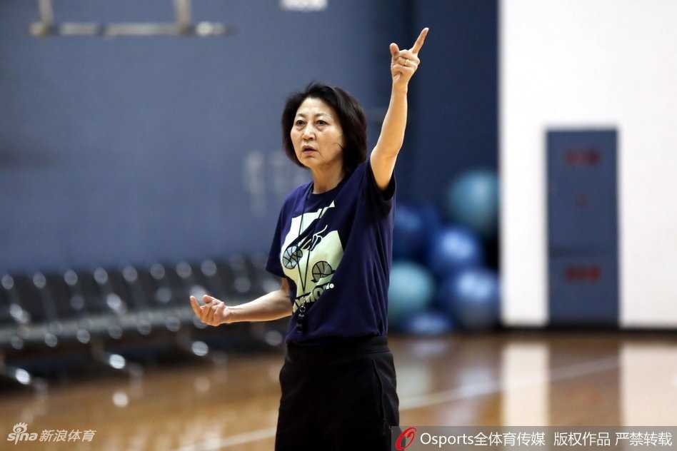 京华砺剑为世界杯蓄力,女篮新阵容展现蓬勃朝气 夕阳透过训练馆的窗户洒在地板上,队员们在进行最后的放松慢跑。拉长的影子与光洁的地板交相辉映,虽然身体疲惫,但心向远方,她们正用每一天的坚持,去追逐心中的篮球梦想。