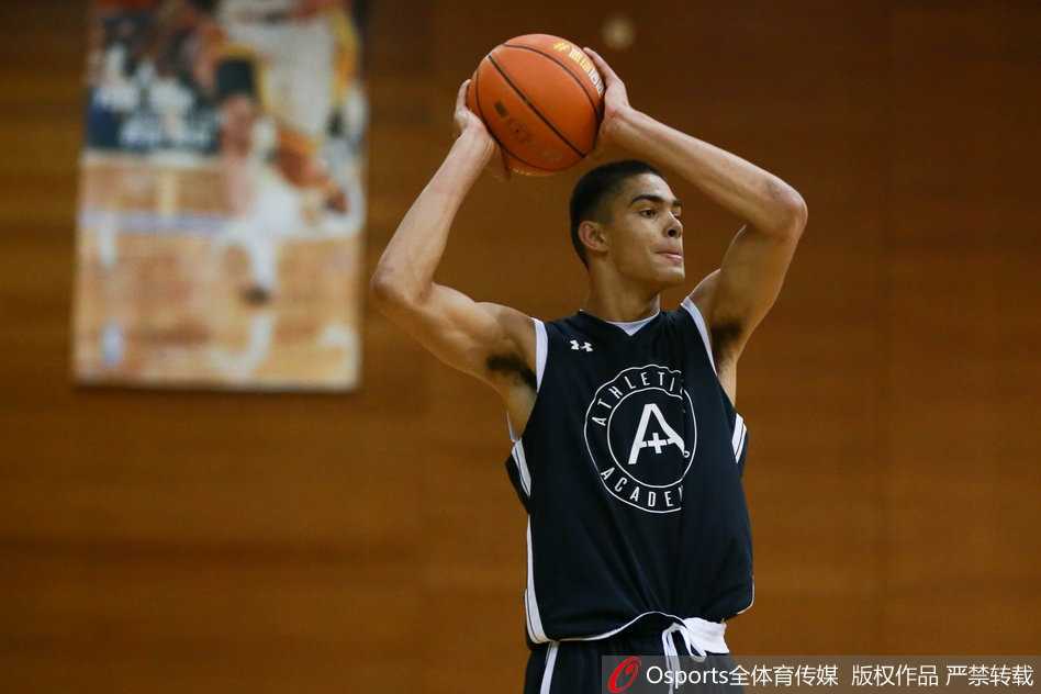 京华篮坛风云起,中美少年逐梦记 赛前热身时,北京五中的队员们神情专注,眼中闪烁着对即将到来的激战的渴望与坚定。