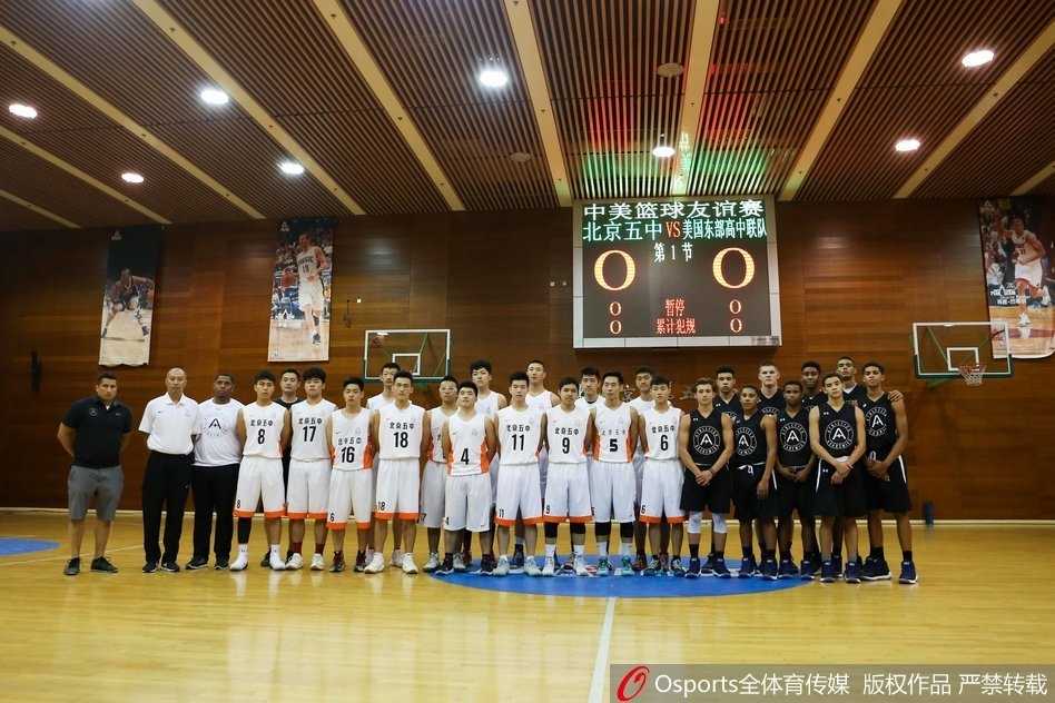 北京五中受伤的中锋紧咬牙关，眼神坚毅地望向赛场，脸上尚未擦干的血迹，是他誓死不退的荣耀勋章。