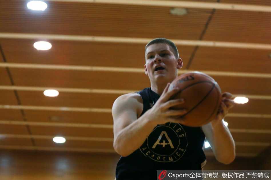 京华篮坛风云起,中美少年逐梦记 双方球员赛后友好握手致意,胜负已分的赛场上,流淌着的是属于全世界篮球少年共同的青春热血与相互敬意。