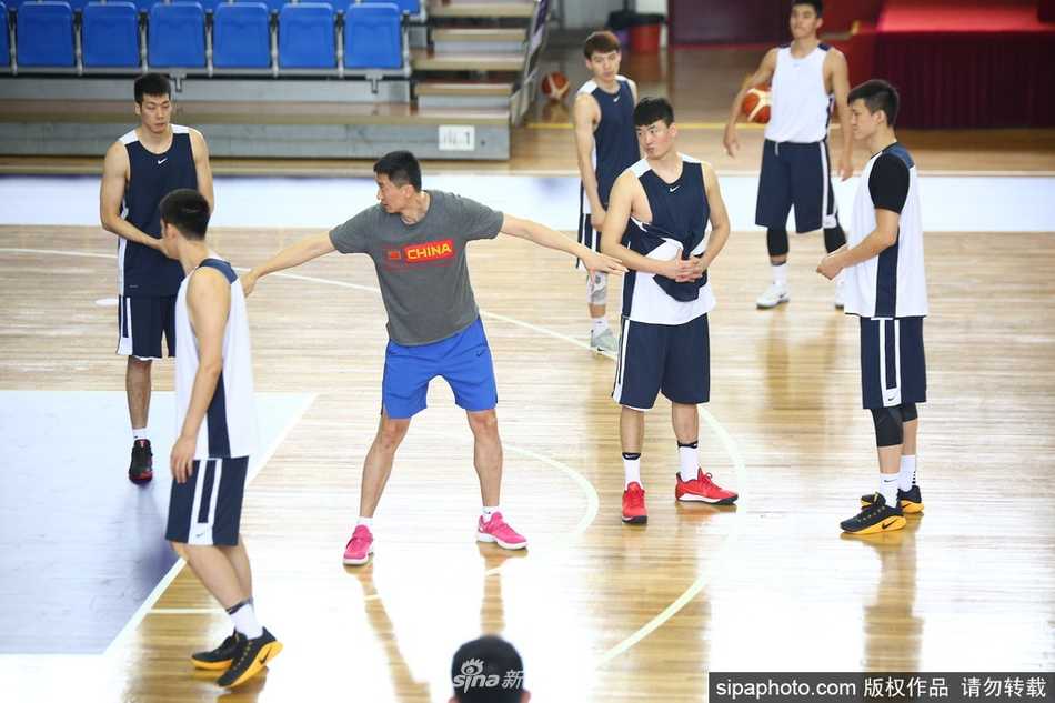 锋线大将李根在底角接球后果断出手，投篮手型稳定，篮球在空中划出一道完美的弧线