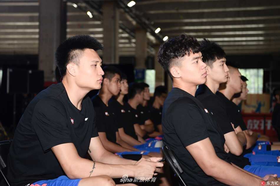 京华群英会,篮坛新梦启:二零一七CBA选秀训练营燃情开幕 技巧训练环节,教练组悉心指导,球员们围成一圈,专注地聆听着每一个战术细节,篮球在他们手中仿佛被赋予了生命,即将在对抗赛中绽放光彩。