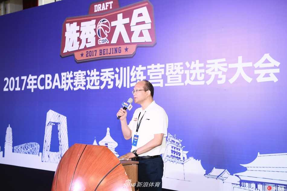 京华群英会,篮坛新梦启:二零一七CBA选秀训练营燃情开幕 训练营的午后,几位球员在场边休息,他们目光望向远方,那里是职业赛场的入口。湿透的球衣紧贴脊背,疲惫掩不住眼底对未来的憧憬与渴望。
