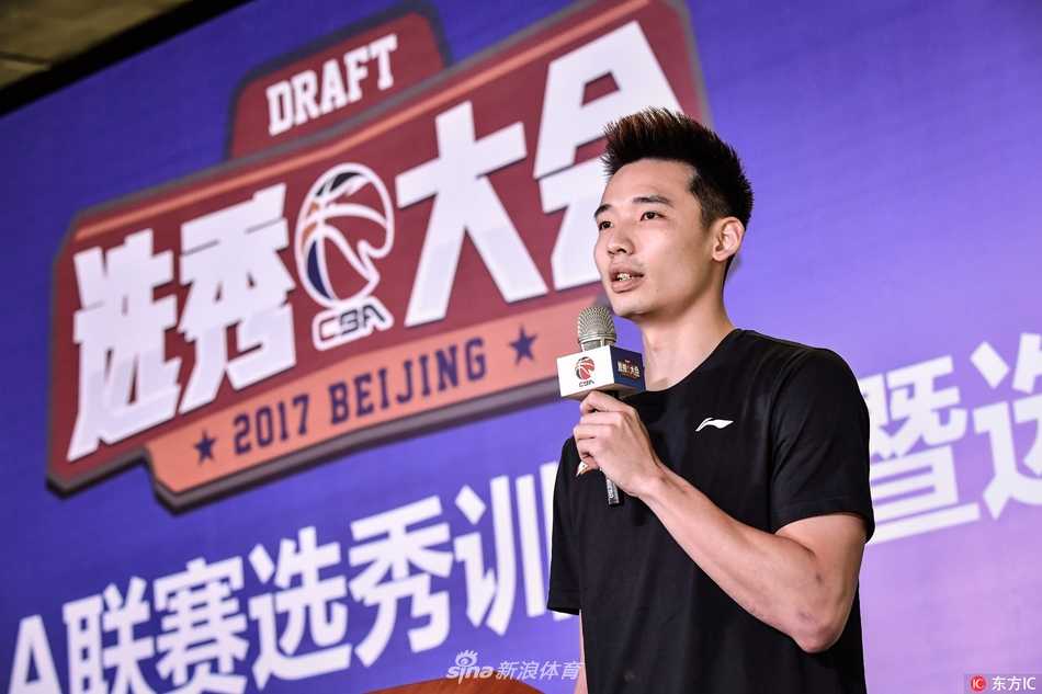 京华群英会,篮坛新梦启:二零一七CBA选秀训练营燃情开幕 体能测试的哨声响起,球员们在烈日下全力冲刺,汗水在空中挥洒,每一次折返都是对极限的挑战,他们的身影在跑道上拉出追逐梦想的长影。