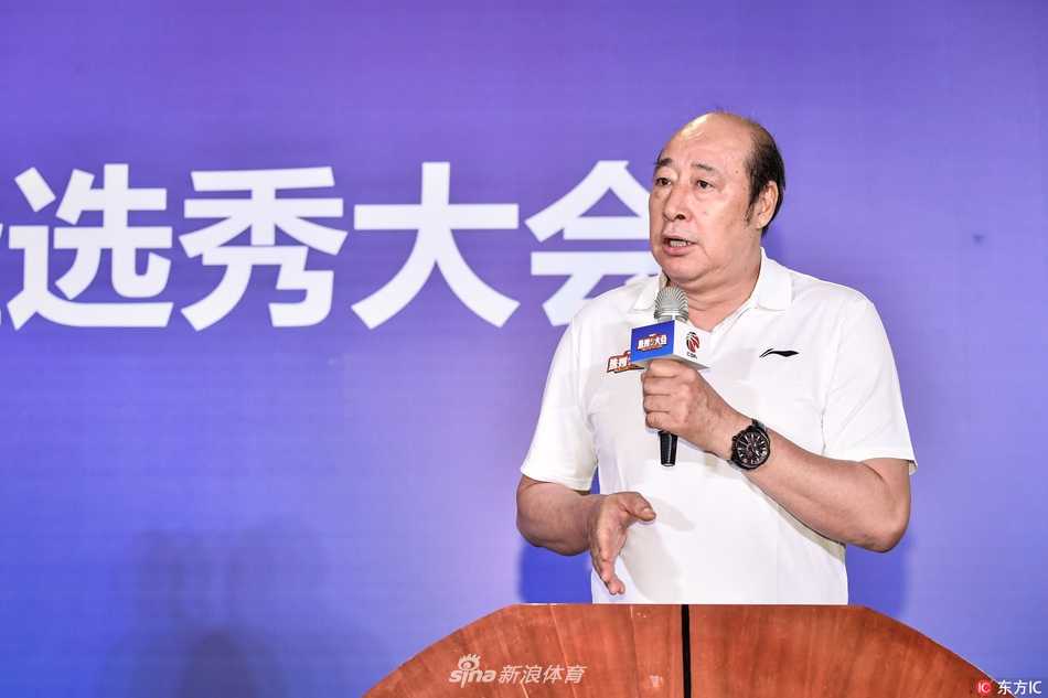 京华群英会,篮坛新梦启:二零一七CBA选秀训练营燃情开幕 夕阳的余晖为训练馆镀上一层金边,一天的训练结束,球员们收拾行囊,身影被拉得悠长。他们带走的不仅是疲惫,更是对明日决战舞台的无限憧憬。