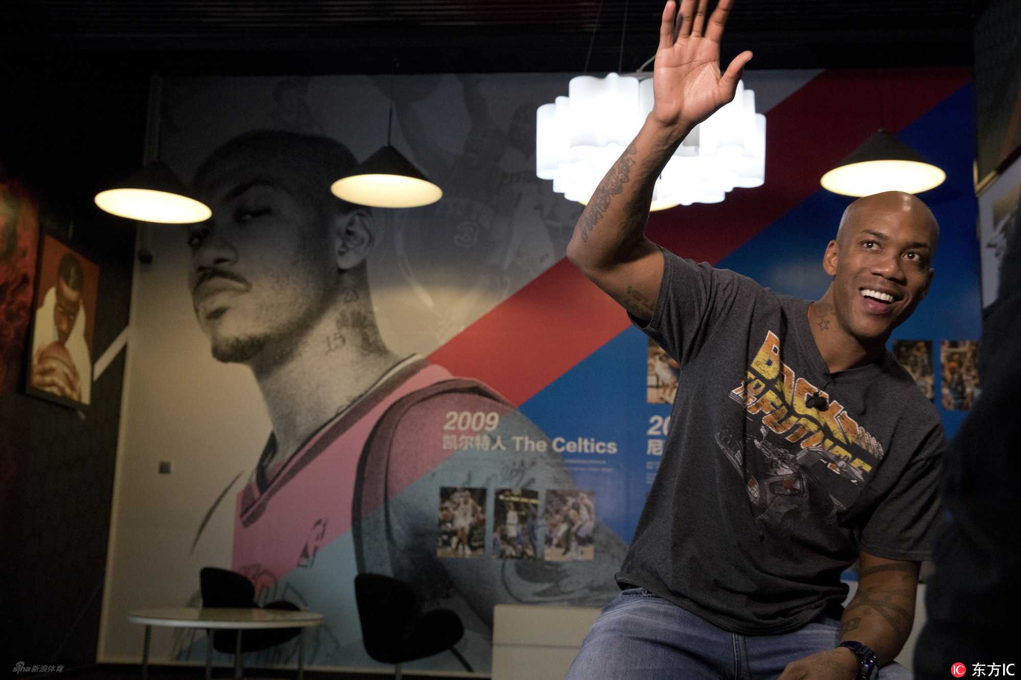 京城“马政委”的深情告白:即使离开,这里永远是家 马布里在博物馆入口处转身挥手,用灿烂的笑容回应着球迷的不舍与爱,仿佛在说‘别担心,我还在’。