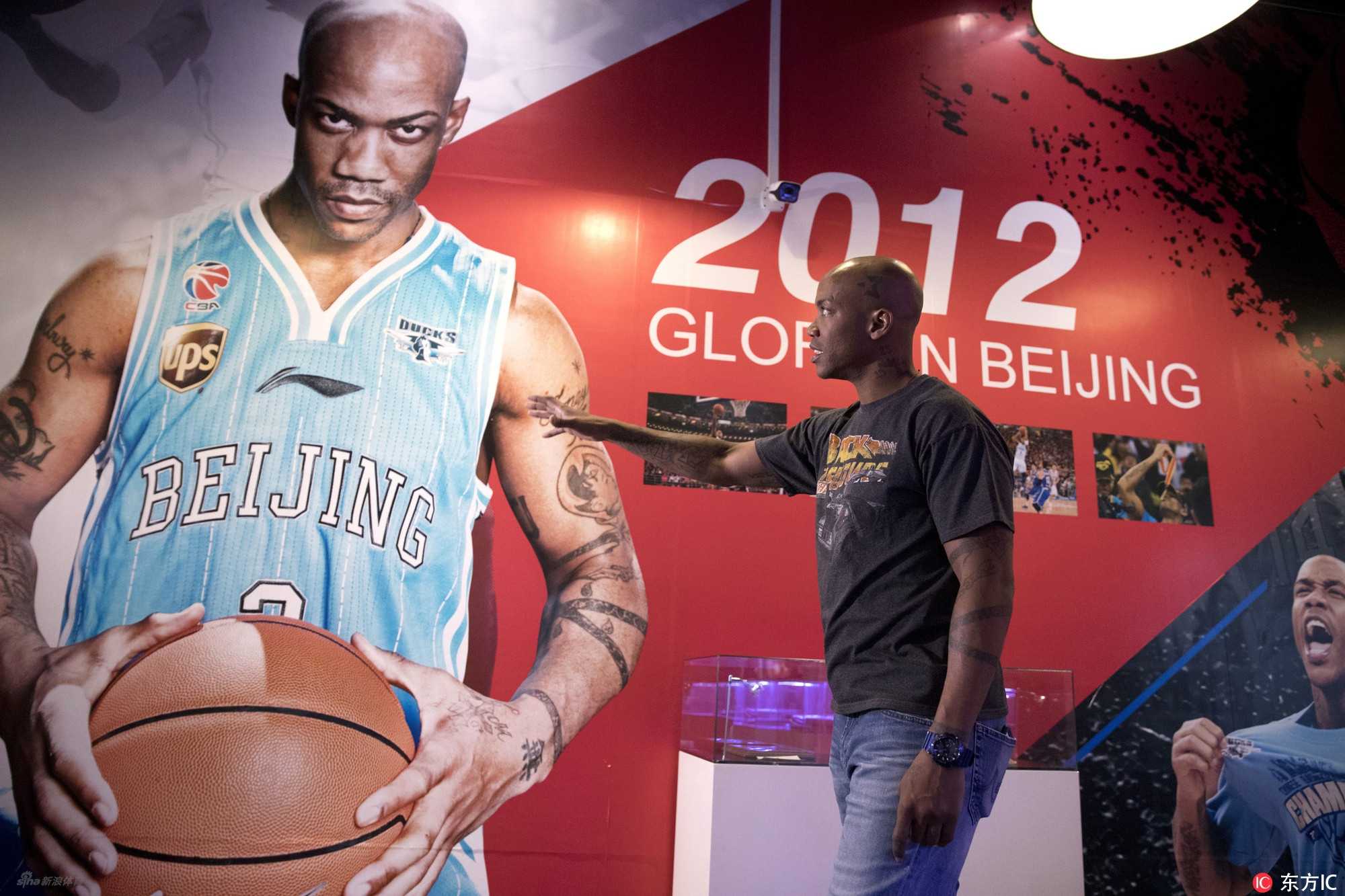 京城“马政委”的深情告白:即使离开,这里永远是家 博物馆内悬挂着马布里的巨幅黑白肖像,肖像中的他目光如炬,仿佛在凝视着自己在这座城市留下的每一个辉煌脚印。