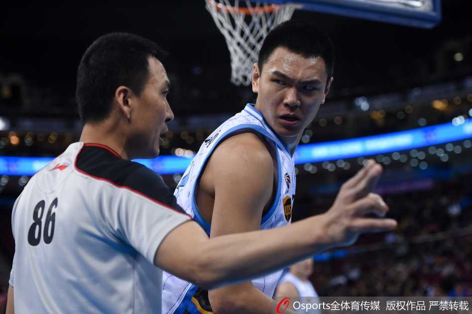 京城三分雨下演惊魂记,北京首钢六分险胜广州龙狮 广州队外援汉斯布鲁在三人包夹下依然强势起跳,用指尖轻轻一点,将篮板球拨向自己,展现了其非凡的篮板统治力。