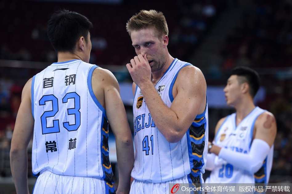 京城三分雨下演惊魂记,北京首钢六分险胜广州龙狮 方硕在比赛关键时刻持球单打,面对防守球员的贴身紧逼,他毫不畏惧,眼神中透露出必胜的信念和杀手的本色。