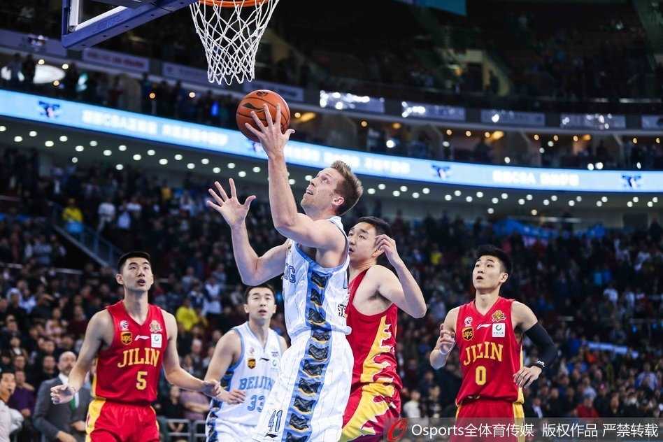 外援汉密尔顿腾空而起，犹如一架滑翔机般单臂擎天，狠狠将球砸进篮筐，这次势大力沉的暴扣彻底点燃了主场压抑已久的激情。