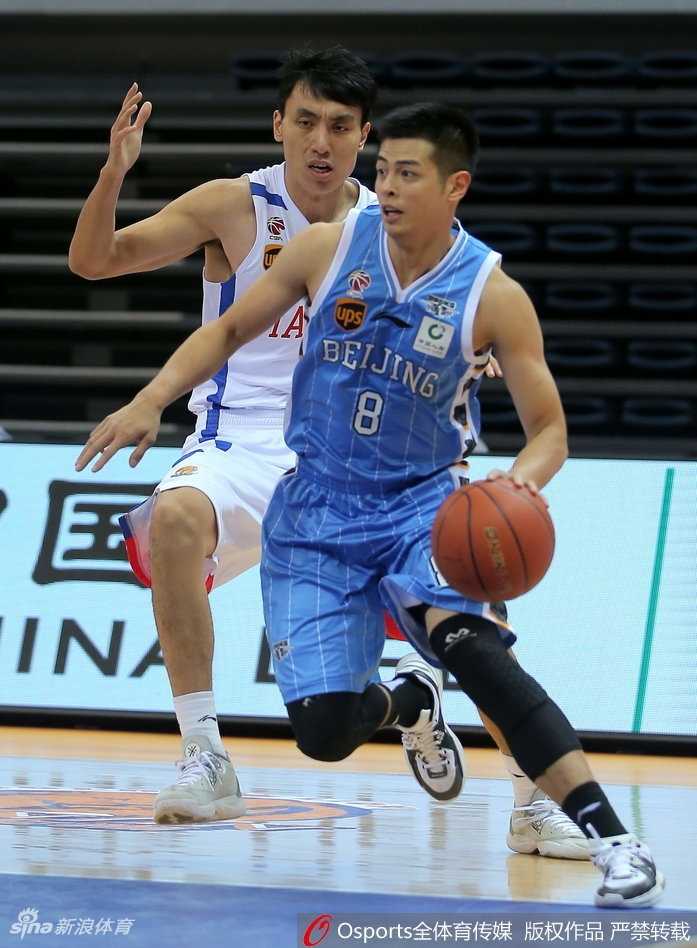 京城三分雨浇灭津门虎,霍尔曼伤退成转折点 比赛结束后,天津队球员神情落寞地走向更衣室,身后是北京队球员庆祝胜利的欢呼声,对比鲜明。