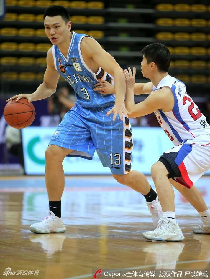 京城三分雨浇灭津门虎,霍尔曼伤退成转折点 北京队翟晓川犹如神兵天降,持球强行突破天津队防线,眼神中透露出必得的信念。
