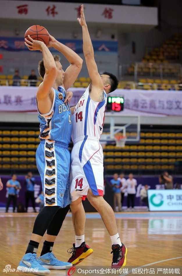 京城三分雨浇灭津门虎,霍尔曼伤退成转折点 北京外援汉密尔顿高高跃起,在天津队员头上摘下一个关键的前场篮板,瞬间点燃了球队的二次进攻。