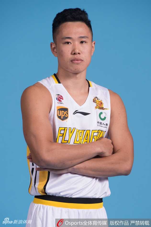 京城三外援亮相京城,马布里率北控男篮新阵容拍摄前卫写真 全队大合影中,杨敬敏、王征、于梁等国内球员精神抖擞,崭新的紫色战袍汇聚成一股强大的力量,预示着新赛季的北控不容小觑。