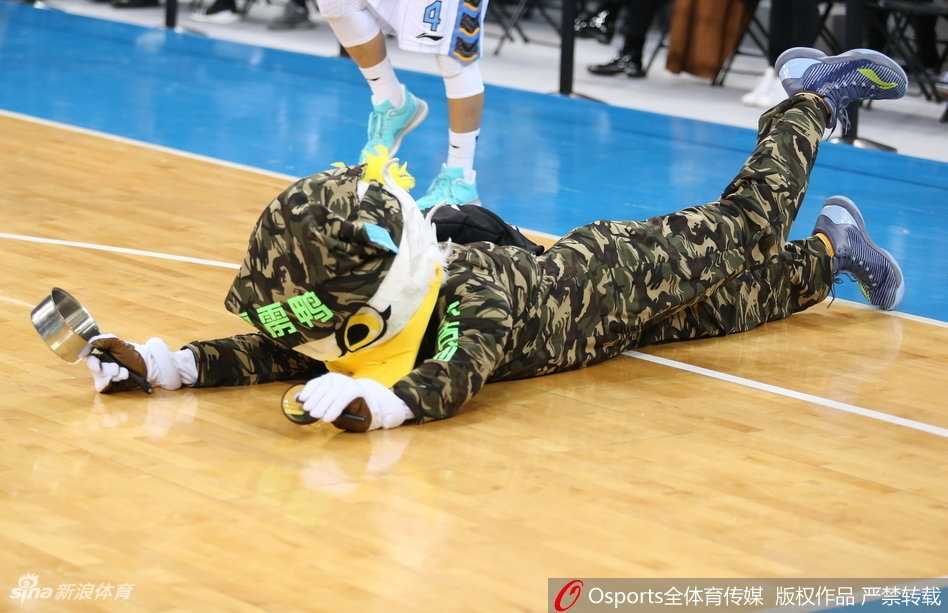 京城主场欢乐多,霹雳鸭抢镜成另类主角 比赛即将结束,霹雳鸭坐在场边的台阶上,双手抱着巨大的脑袋作思考状,仿佛在回味整场比赛的精彩瞬间,又像是在琢磨下一个能让球迷开怀大笑的新点子。