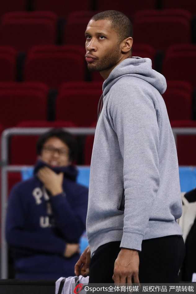 场边的刘晓宇正在聆听雅尼斯布置战术，他侧着身子，用手比划着战术跑位。在这幅画面里，他不再是看台上那个无奈的看客，而是重新成为了战术板上不可或缺的一环。