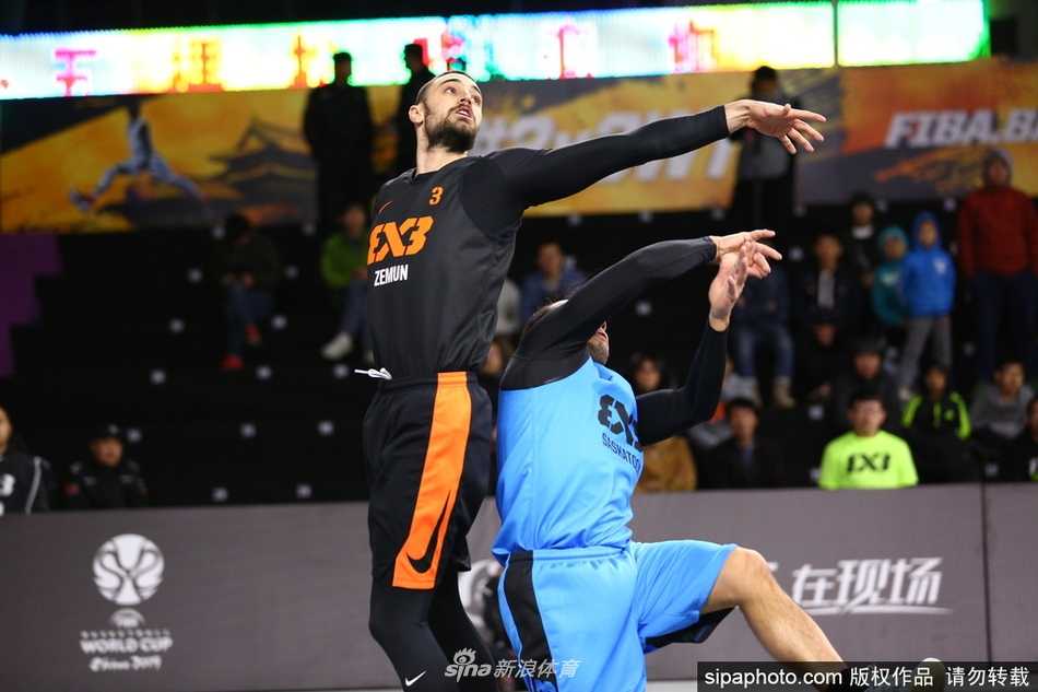 京城之夜诞生新王:塞尔维亚泽蒙队绝杀称霸三篮总决赛 嘻哈歌手潘玮柏现身赛场,他头戴黑色针织帽,身穿休闲外套,站在球场中央举起话筒与全场球迷互动,瞬间引爆了场边观众特别是年轻女孩们的热情。