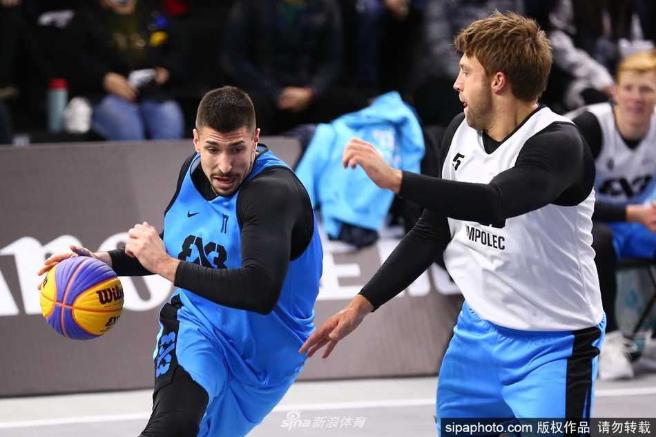 京城之夜诞生新王:塞尔维亚泽蒙队绝杀称霸三篮总决赛 在北京五棵松hi-up广场的璀璨夜色下,一座极具视觉冲击力的三人篮球赛场拔地而起,炫目的灯光与场边热情洋溢的观众共同构成了这幅充满活力的画面。